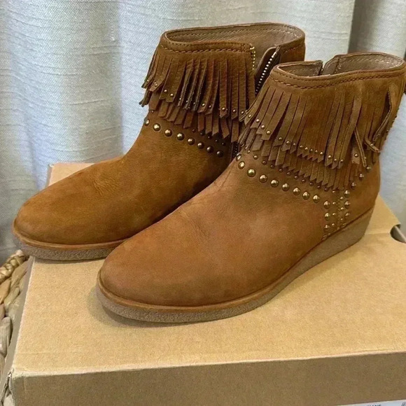 UGG Ariane Studded Fringe Western Style Ankle Boots -Chestnut Nubuck -size 8.5 - Picture 1 of 9